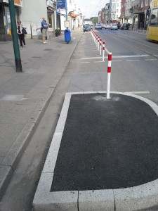 Dieses Jahr wurde diese Insel neu angelegt! Damit böse Autofahrer da nicht parken können und den Zugang zu den ÖPNV stören können. Drolligerweise ist die Absperrung auch so lang geworden, das mindestens 1000 Menschen dort in die Bahn einsteigen können.